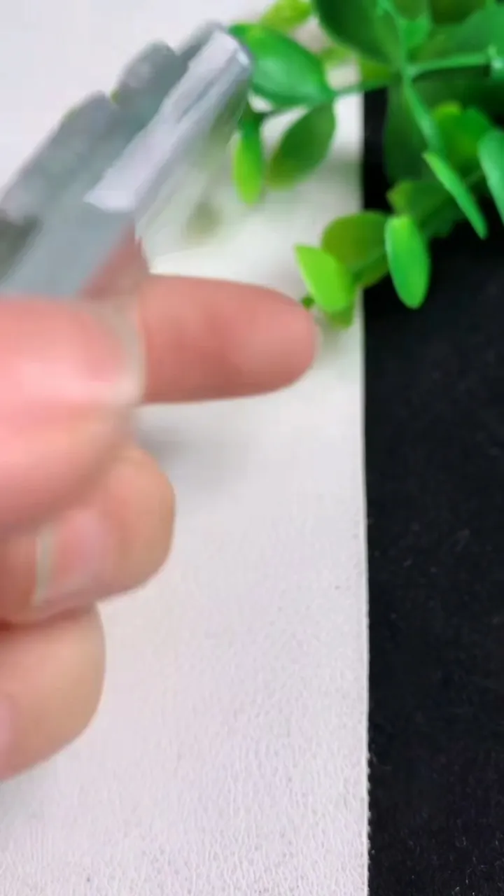 天然A货翡翠飘花山水牌吊坠，尺寸71-45.5-10，重:74.44g
5月5日