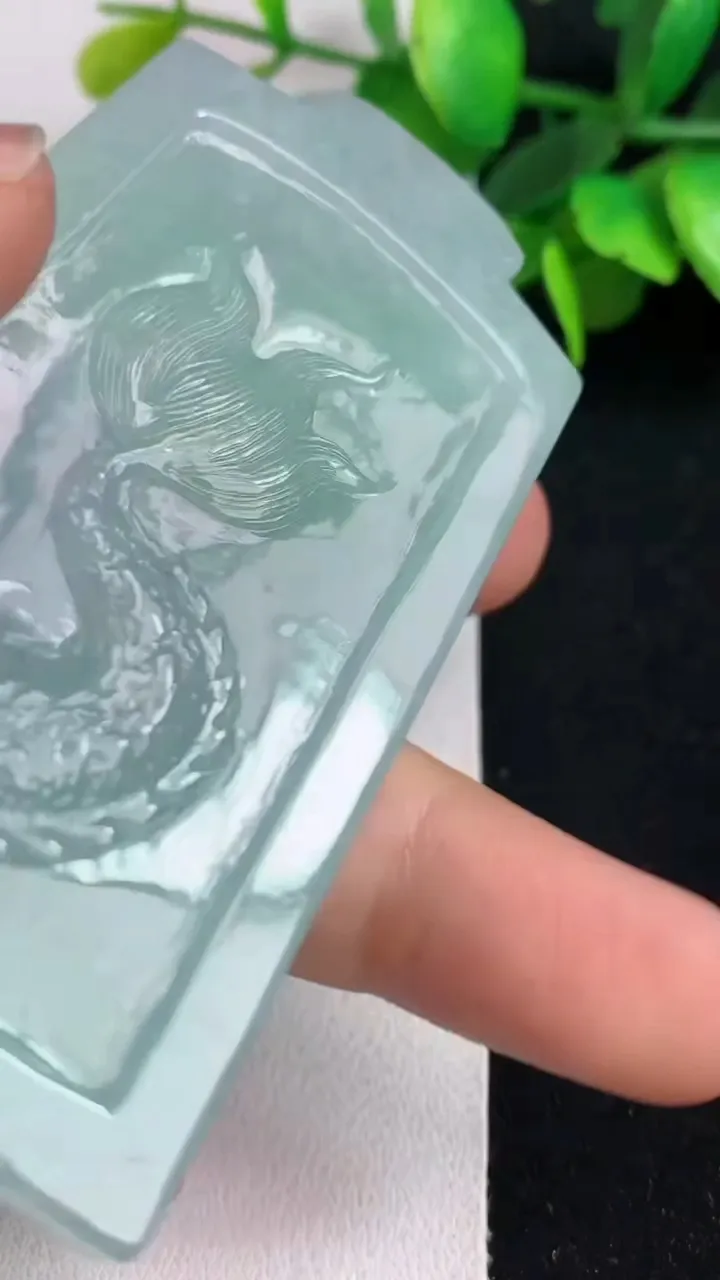 天然A货翡翠春带彩 紫罗兰龙牌吊坠，尺寸72.4-40.7-9.6，重量:68.59g
5月5日
