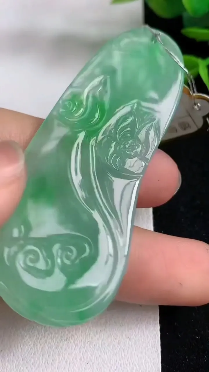 天然A货翡翠大势至观音菩萨吊坠，尺寸63.8-25.4-5.3，重量:16.33g
5月5日