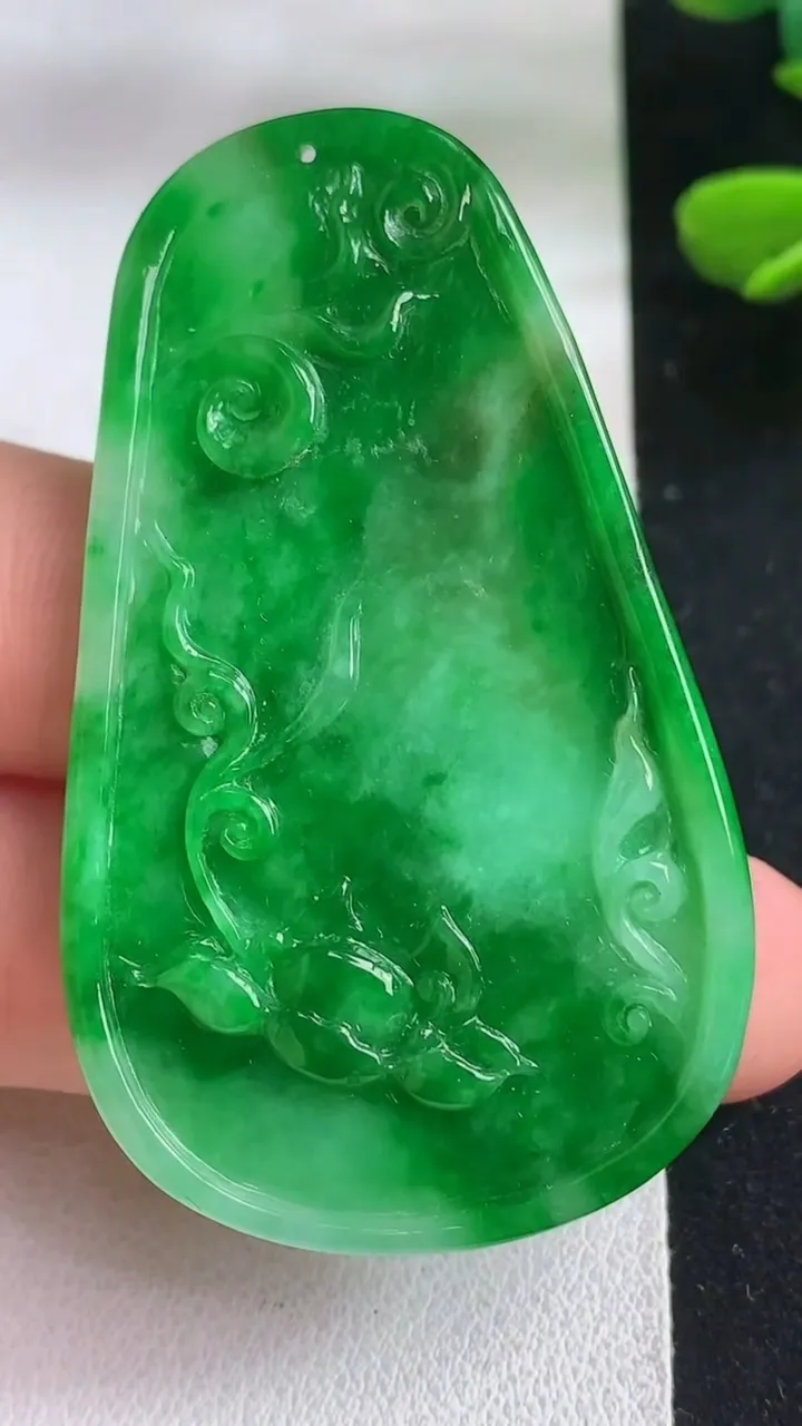 天然A货翡翠瓜瓜来财 和和美美吊坠，尺寸53-31.6-6.2，重量:15.00g
5月5日