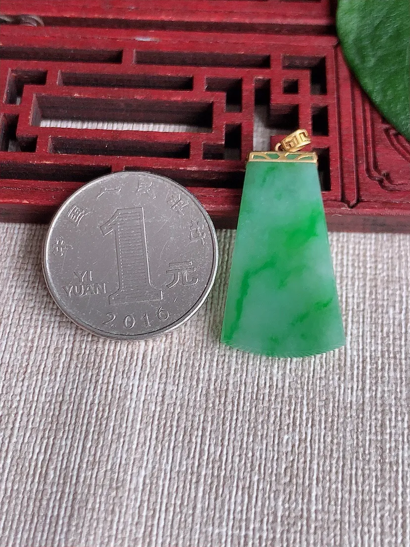 天然A货翡翠18K飘绿无事牌吊坠尺寸29×17.2×2.8m量3.90g 0504