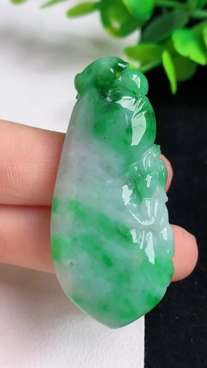 天然A货翡翠福瓜吊坠，尺寸52-24.4-11，重量:21.63g
5月5日