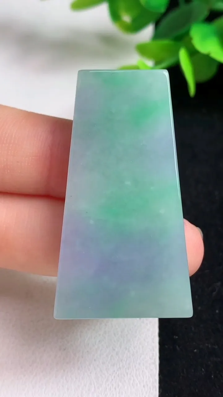 天然A货翡翠春带彩 紫罗兰无事牌吊坠，尺寸43.3-24-5.7，重量16.26g
5月5日