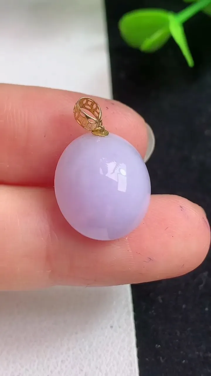 天然A货翡翠k金紫罗兰蛋面吊坠，尺寸15.2-14-9，重量:3.22g
5月5日