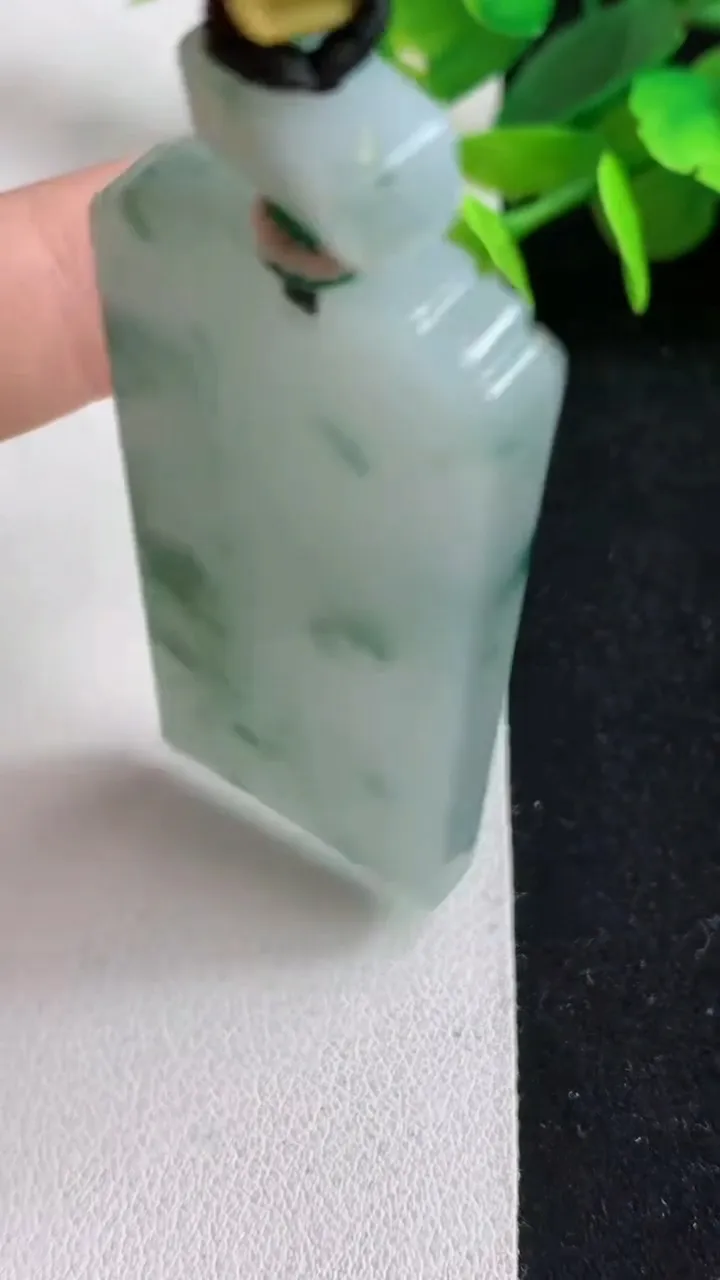 天然A货翡翠飘花仿古无事牌吊坠，尺寸52.6-23-5.4，重量:25.16g
5月5日