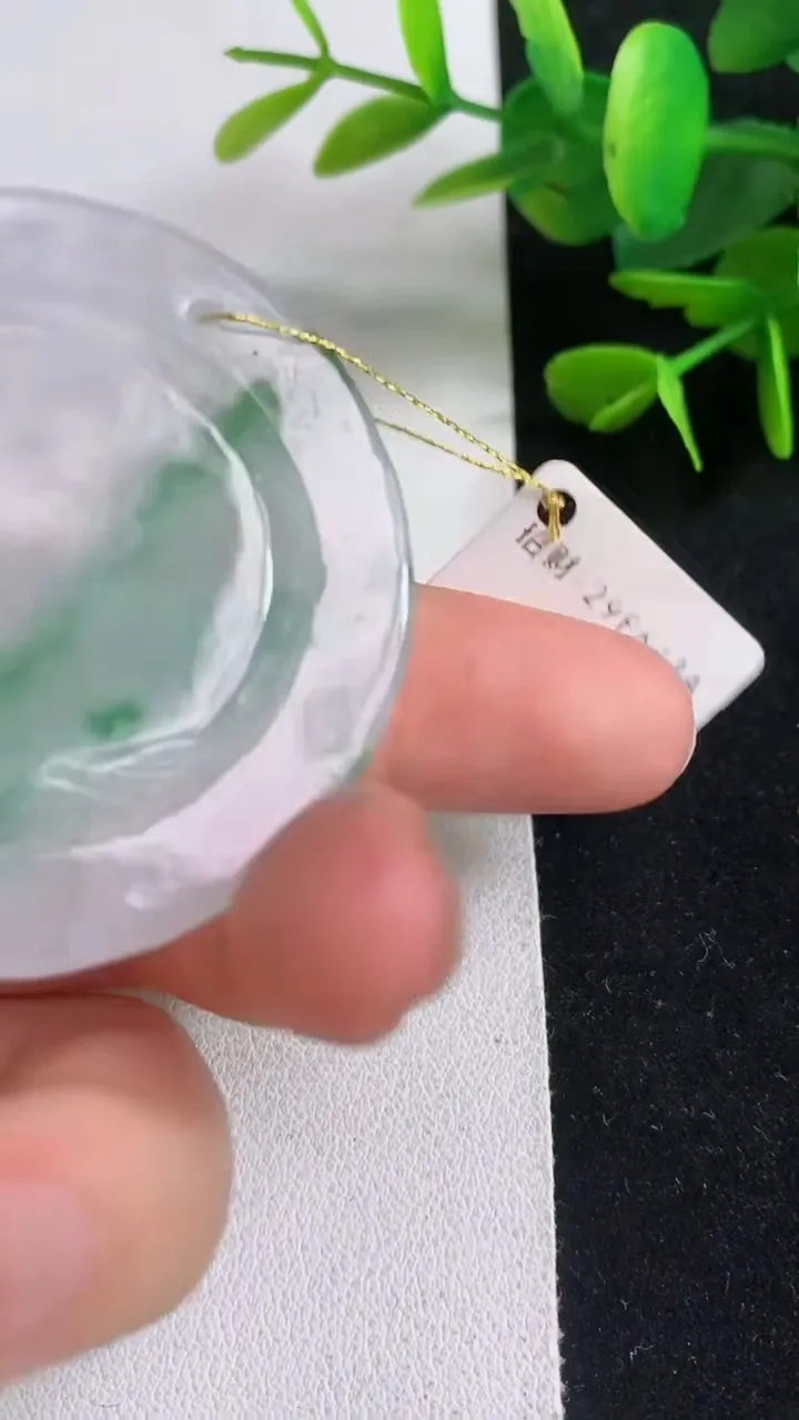 天然A货翡翠生肖虎吊坠，尺寸50-6.2，重量:30.34g
5月5日
