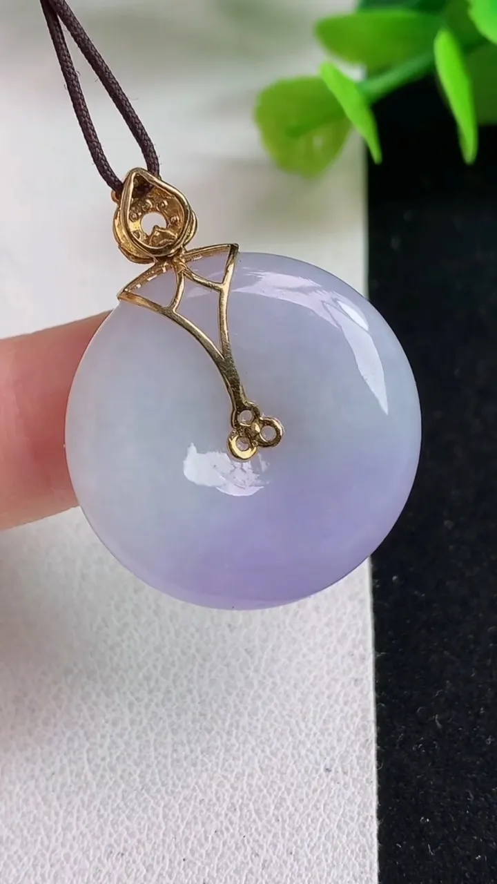 天然A货翡翠k金紫罗兰平安扣吊坠，尺寸25-5.6，重量:8.24g
5月5日