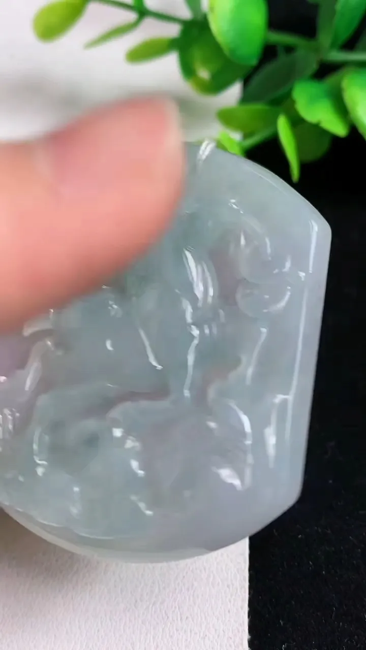 天然A货翡翠飘花生肖马牌吊坠，尺寸54.7-45.2-5.4，重量:28.42g
5月5日