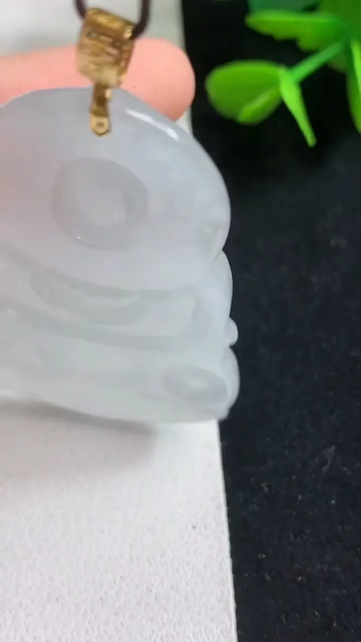 天然A货翡翠白冰观音菩萨吊坠，尺寸50-33-5.8，重量:17.65g
5月5日