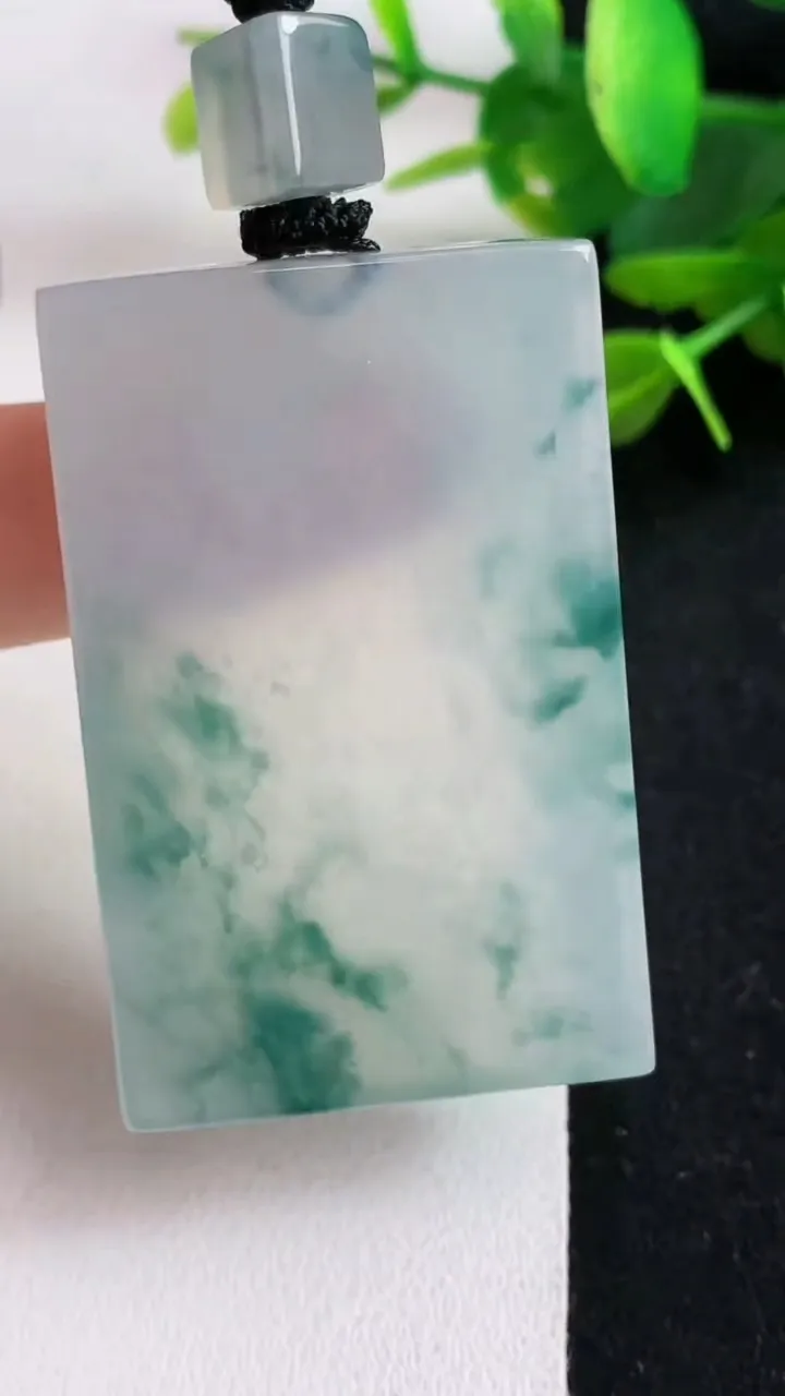 天然A货翡翠飘花无事牌吊坠，尺寸49.4-32-6，重量:34.00g
5月5日