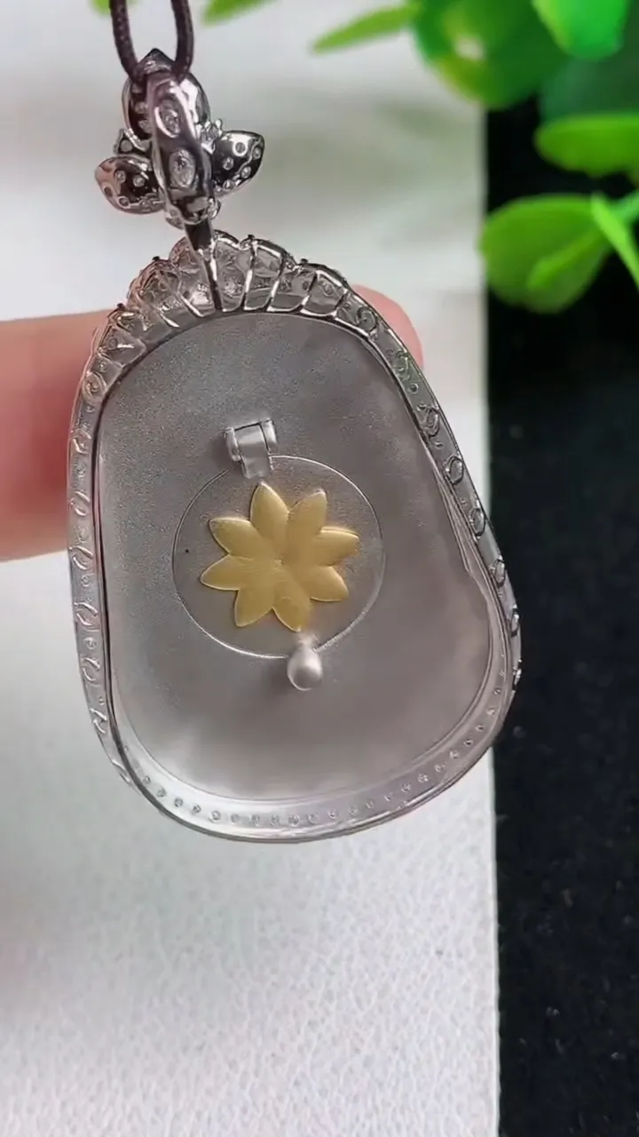 天然A货翡翠如意吊坠，尺寸44.2-24.6-7.4，裸石30.7-22，重量:8.21g
5月5日