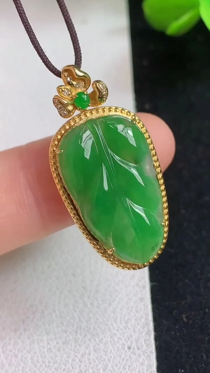 天然A货翡翠金枝玉叶 叶子吊坠，尺寸29-14.2-6，裸石20.4-12，重量:2.03g
5月5