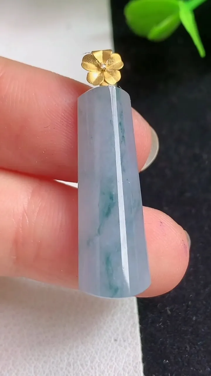 天然A货翡翠k金紫罗兰 飘花无事牌吊坠，尺寸28-9.8-5.8，重量:2.83g
5月5日