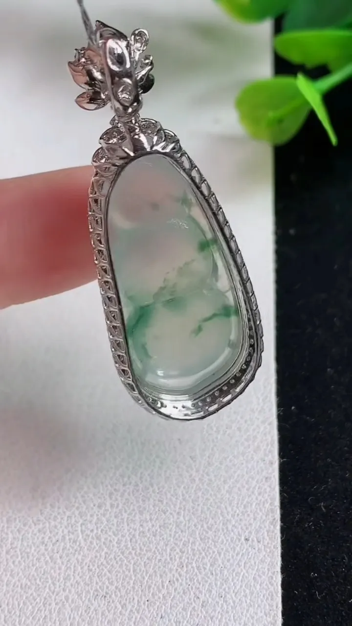 天然A货翡翠飘花福豆吊坠，尺寸42.3-16-11，裸石30-13.2，重量:6.53g
5月5日