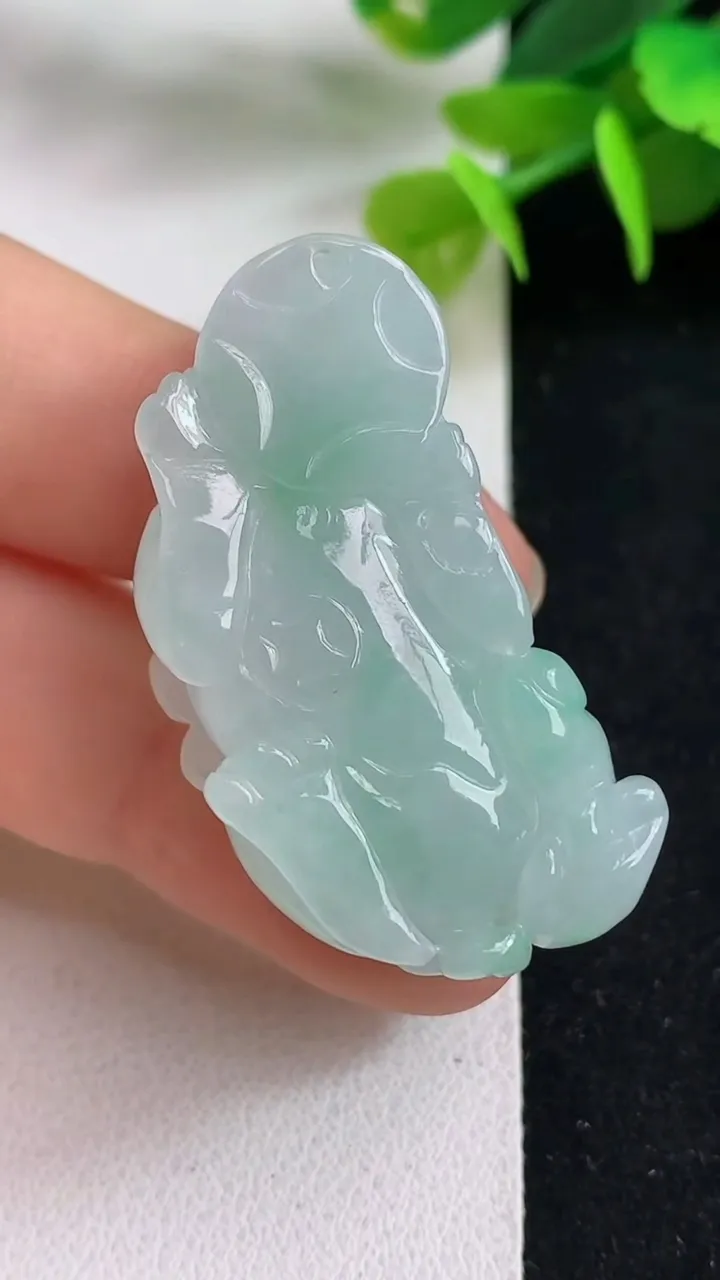 天然A货翡翠貔貅吊坠，尺寸39.7-19.5-11.6，重量:21.00g
5月5日