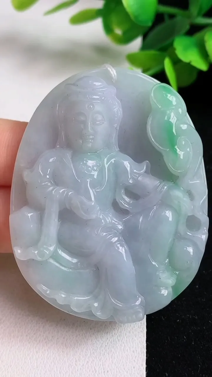 天然A货翡翠观音菩萨吊坠，尺寸56-44-8.3，重量:37.92g
5月5日