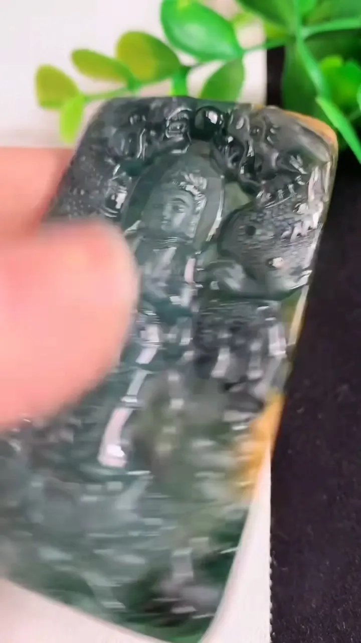 天然A货翡翠蓝水双彩九龙至尊 观音菩萨吊坠，尺寸69-49-7.3，重:41.10g
5月5日