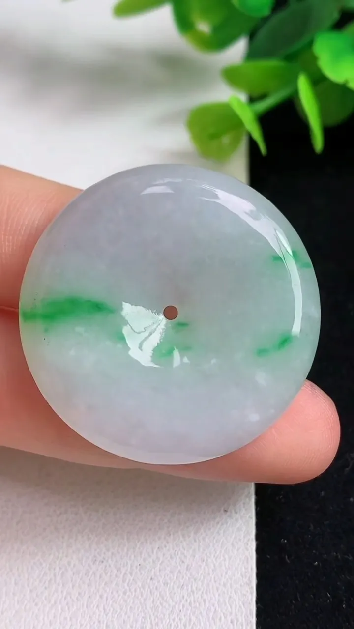 天然A货翡翠平安扣吊坠，尺寸34.3-5.7，重量:14.13g
5月5日