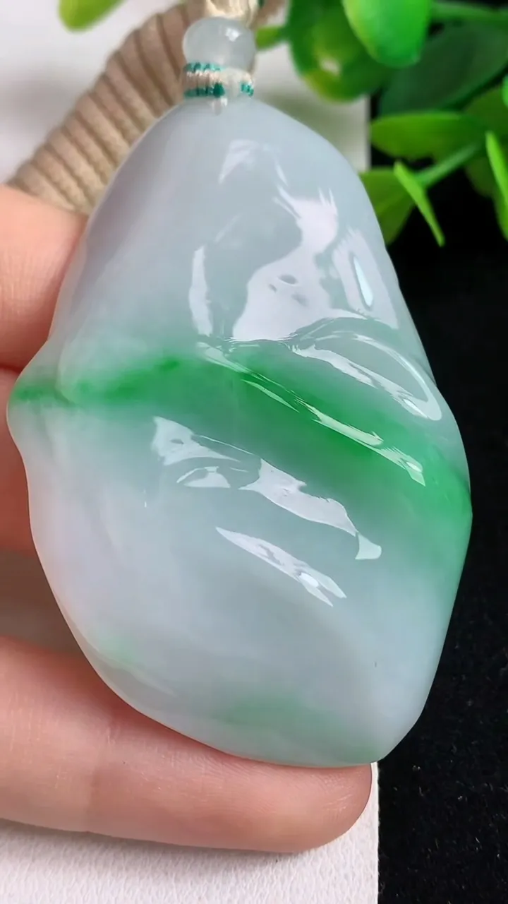 天然A货翡翠阿弥陀佛吊坠，尺寸61.5-38-13.2，重量:53.60g
5月5日