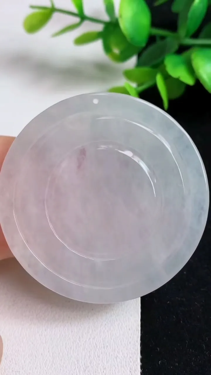 天然A货翡翠白冰观音菩萨吊坠，尺寸52.6-6.3，重量:33.30g
5月5日