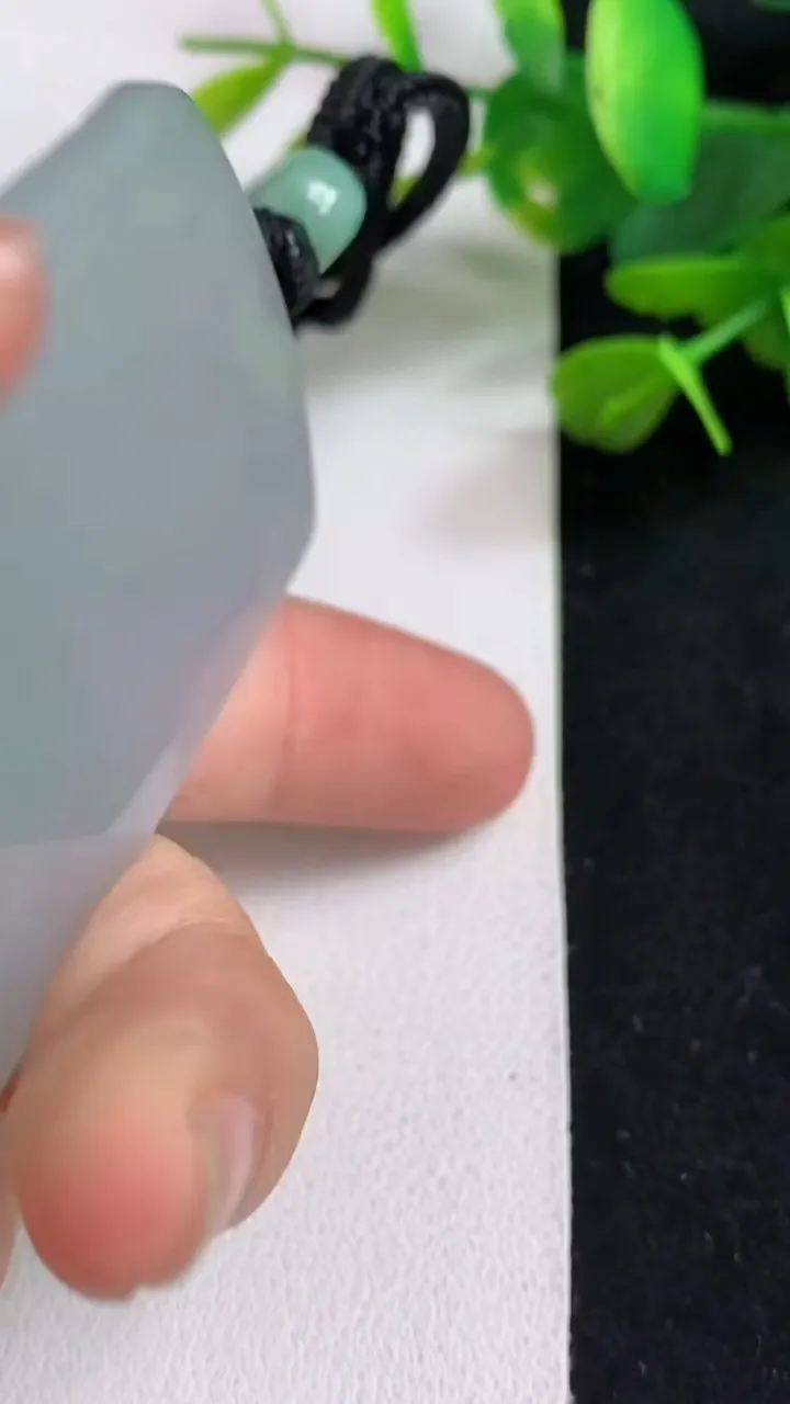 天然A货翡翠阿弥陀佛吊坠，尺寸59-39-8.6，重量:54.10g
5月5日