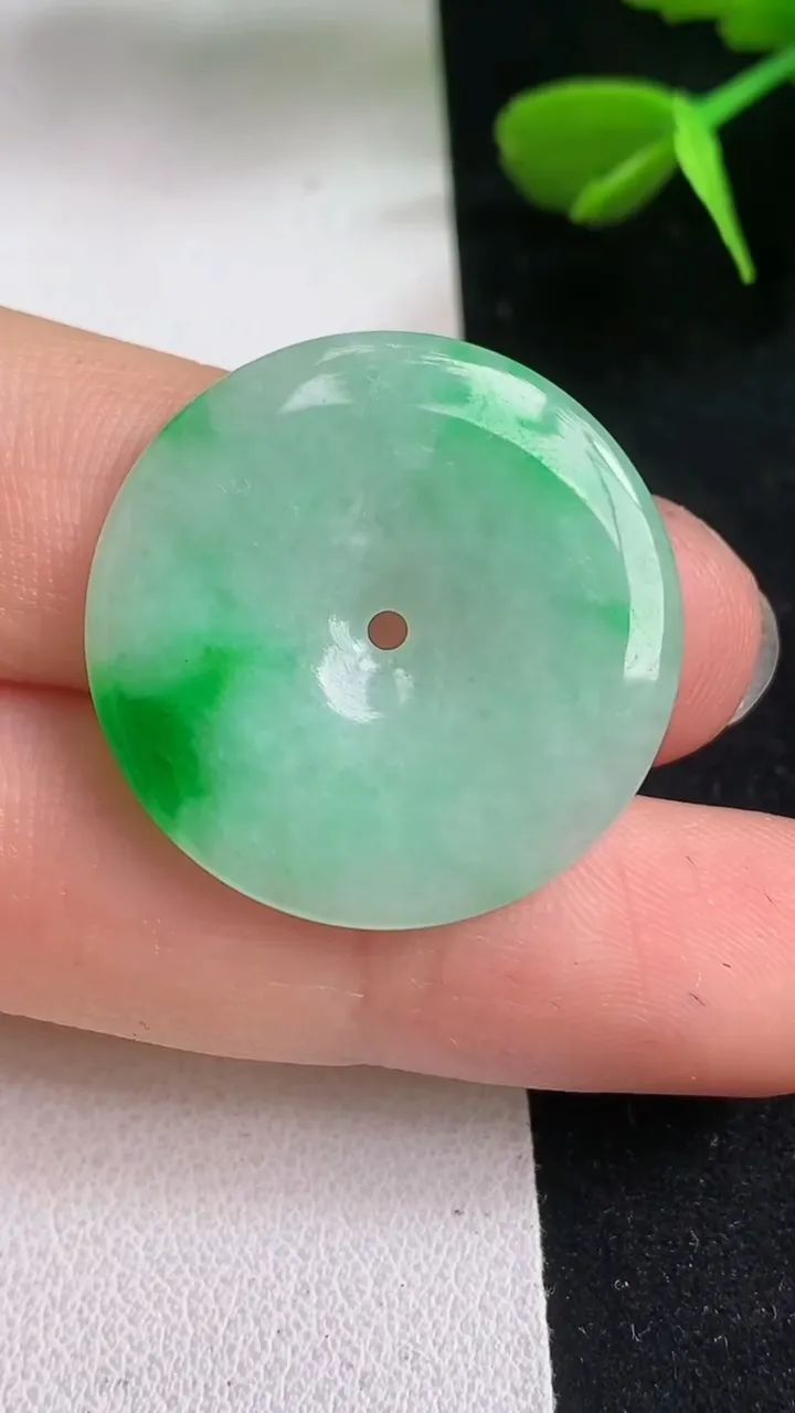 天然A货翡翠平安扣吊坠，尺寸25.6-3，重量:4.10g
5月5日
