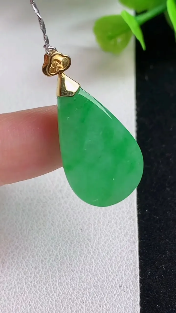 天然A货翡翠水滴吊坠，尺寸25-14.3-6，重量:3.95g
5月5日