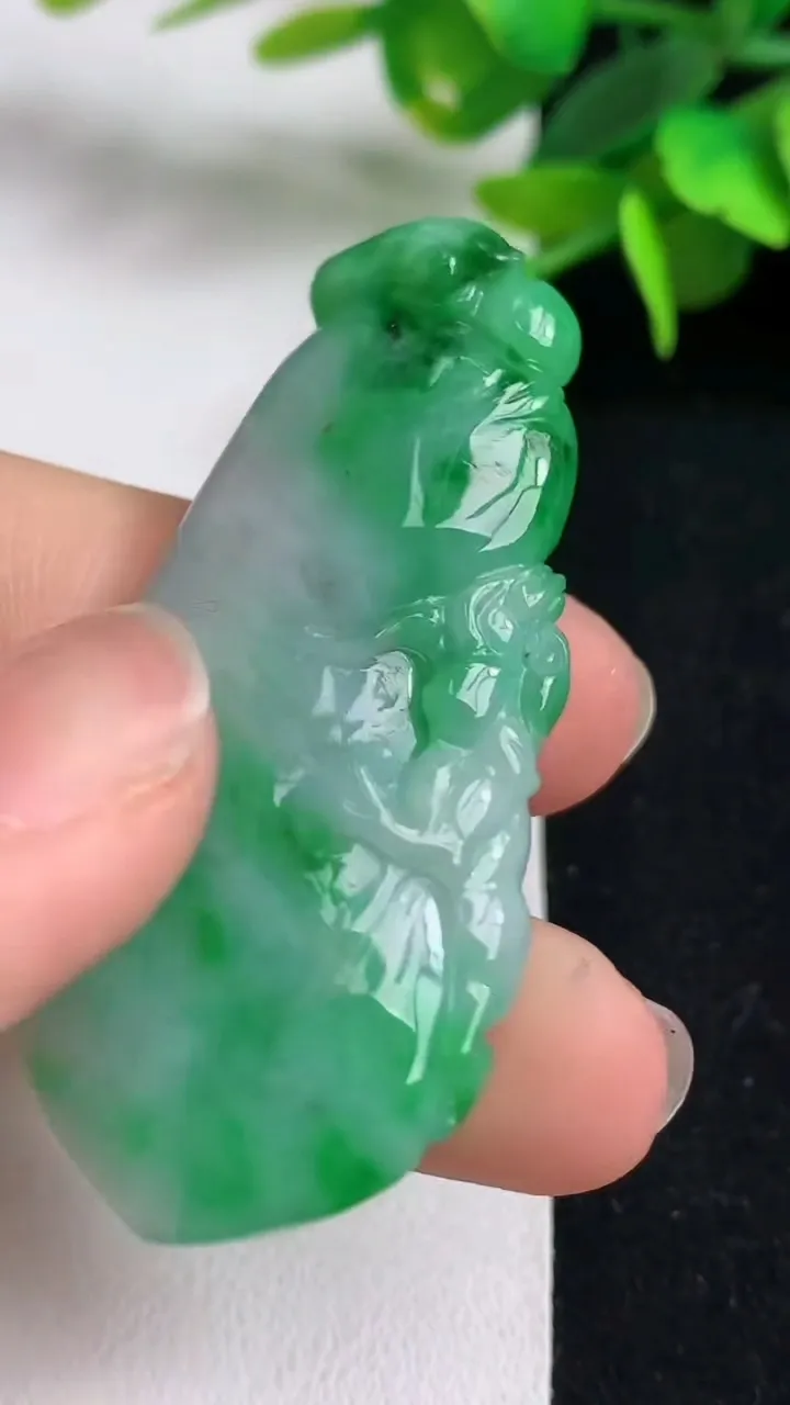 天然A货翡翠福瓜吊坠，尺寸52-24.4-11，重量:21.63g
5月5日