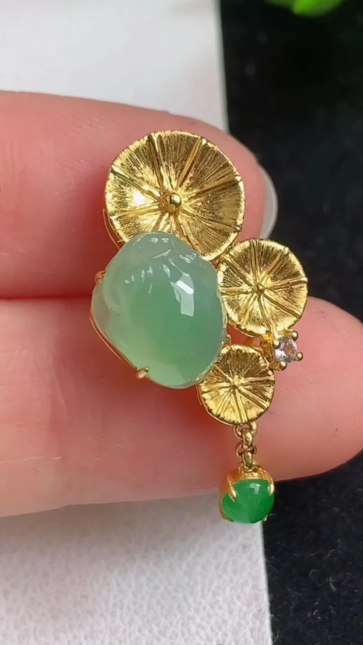 天然A货翡翠金蟾吊坠，尺寸26.8-15-8，裸石10-8.3，重量:2.42g
5月5日