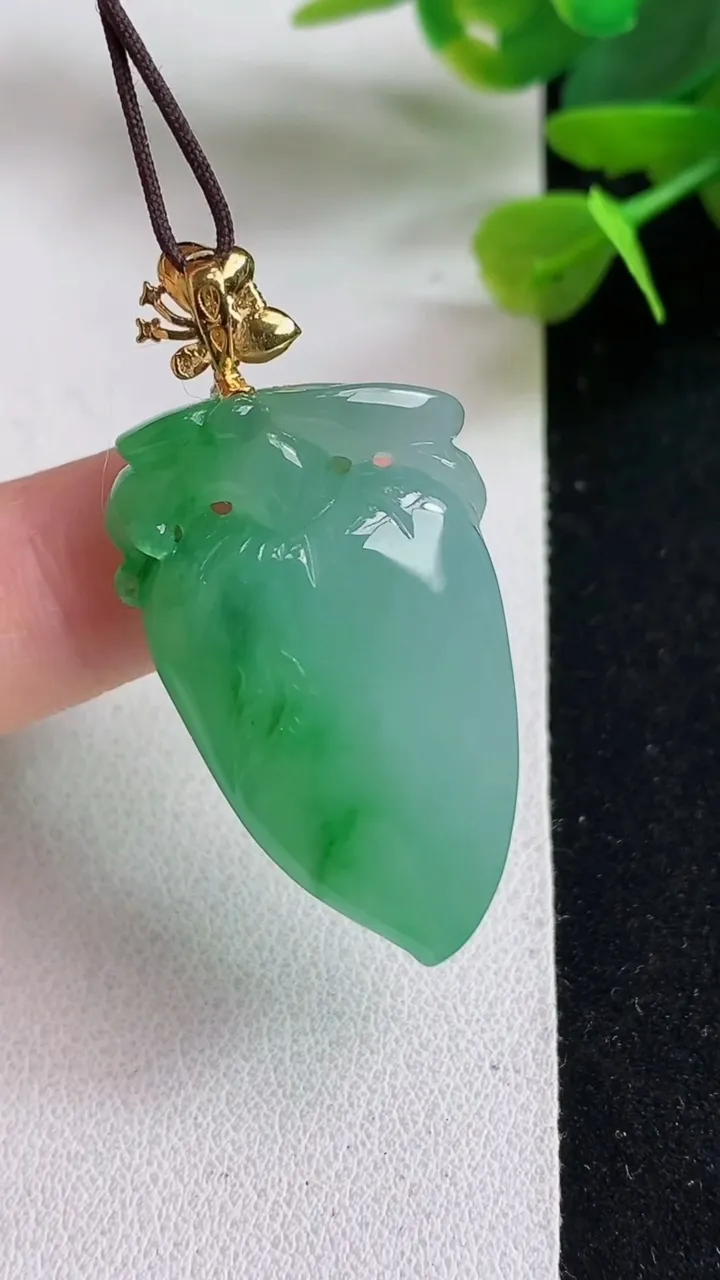 天然A货翡翠福瓜吊坠，尺寸33.4-18.7-11.4，重量:12.17g
5月5日