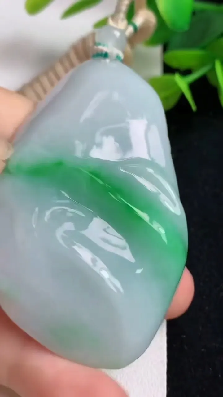 天然A货翡翠阿弥陀佛吊坠，尺寸61.5-38-13.2，重量:53.60g
5月5日