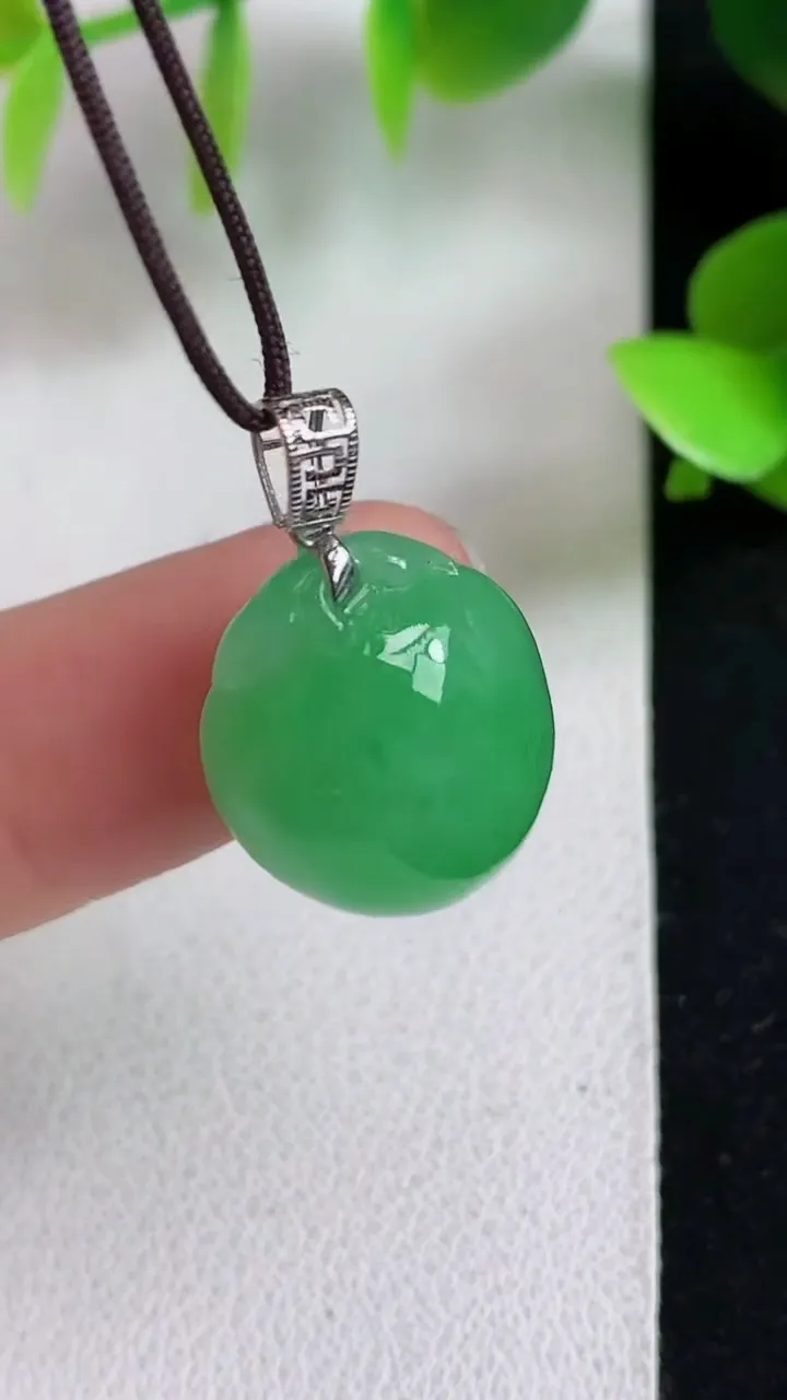 天然A货翡翠寿桃吊坠，尺寸19-15-9，重量:4.23g
5月6日