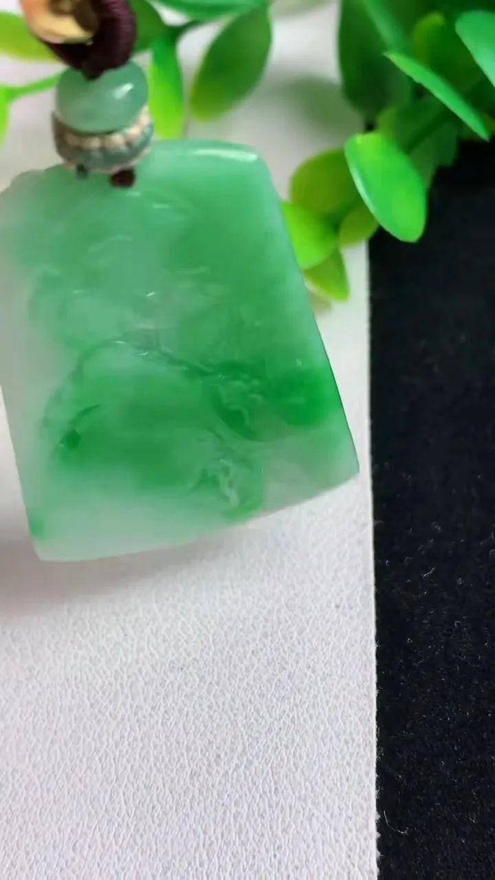 天然A货翡翠山水牌吊坠，尺寸44-32.8-5，重量:20.32g
5月6日