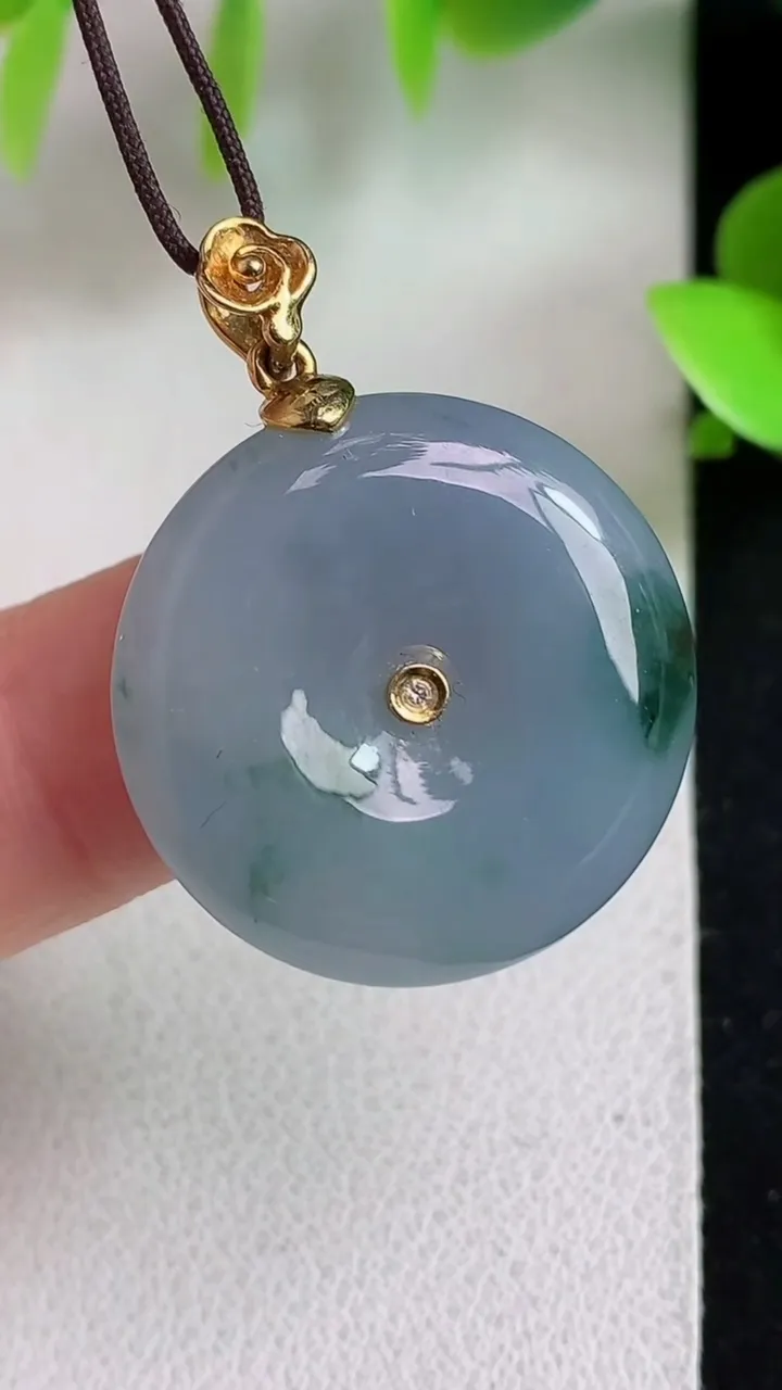 天然A货翡翠k金紫罗兰 飘花平安扣吊坠，尺寸23-5.6，重量:6.68g
5月6日