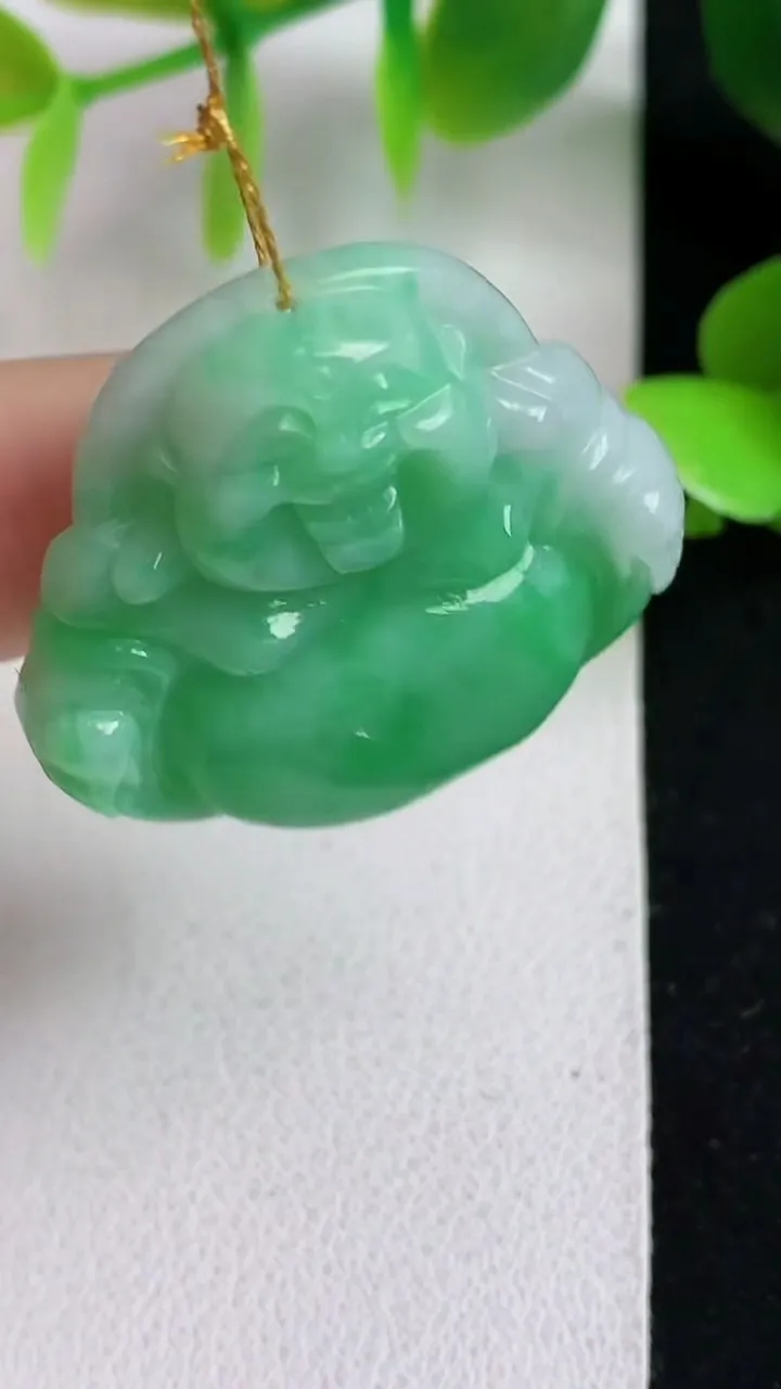 天然A货翡翠佛公吊坠，尺寸28-31-7，重量:10.37g
5月6日