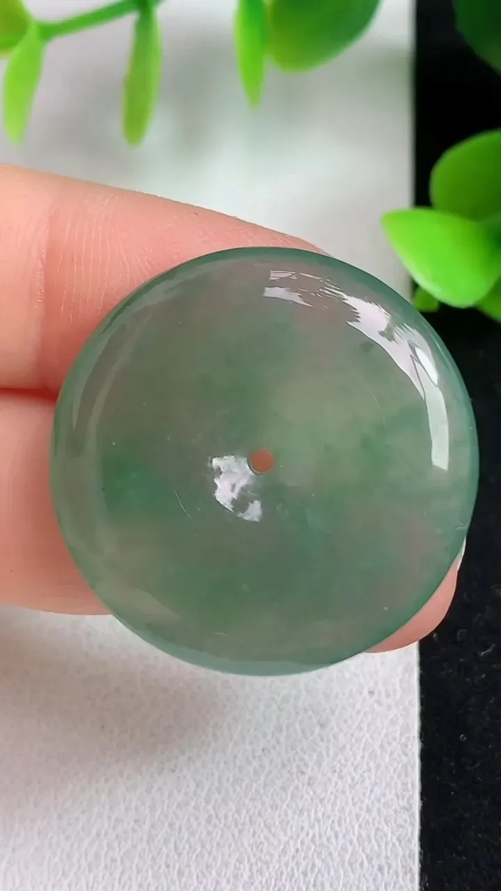 天然A货翡翠平安扣吊坠，尺寸28.2-5.2，重量:8.45g
5月6日