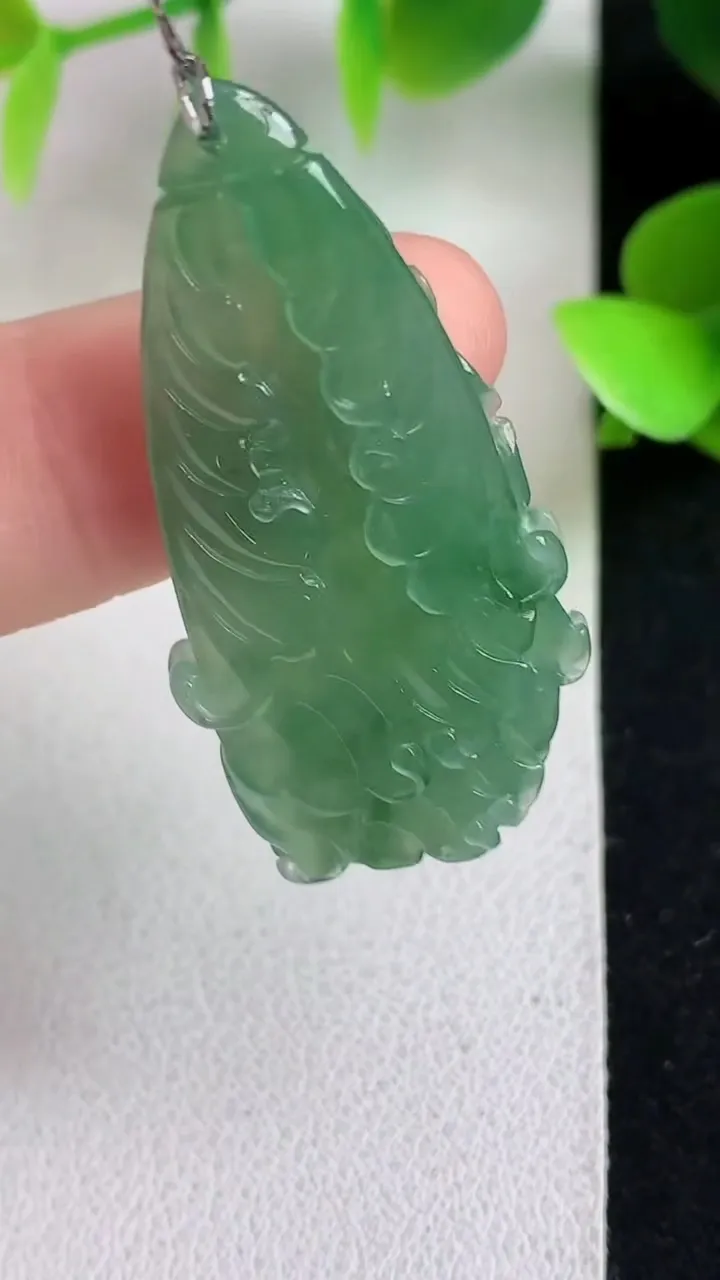 天然A货翡翠白菜吊坠，尺寸38.7-19.4-7，重量:6.54g
5月6日