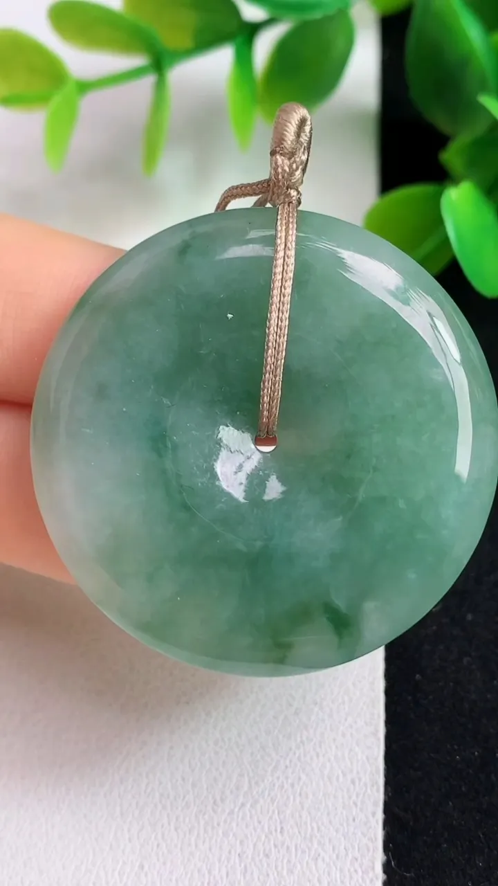 天然A货翡翠平安扣吊坠，尺寸39-6，重量:18.85g
5月6日