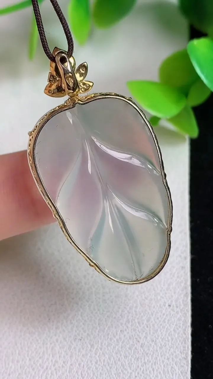 天然A货翡翠白冰金枝玉叶 叶子吊坠，尺寸31.7-20.2-6.3，重量:5.48g
5月6日