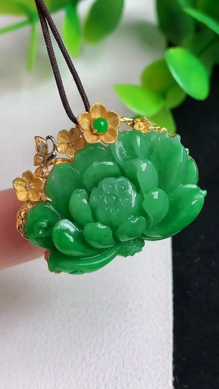天然A货翡翠和和美美 荷花吊坠，尺寸20-31-11，重量:9.90g
5月6日