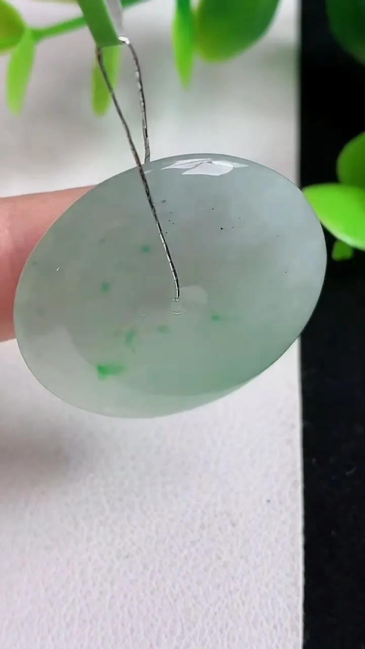 天然A货翡翠平安扣吊坠，尺寸30.3-4.6，重量:9.28g
5月6日