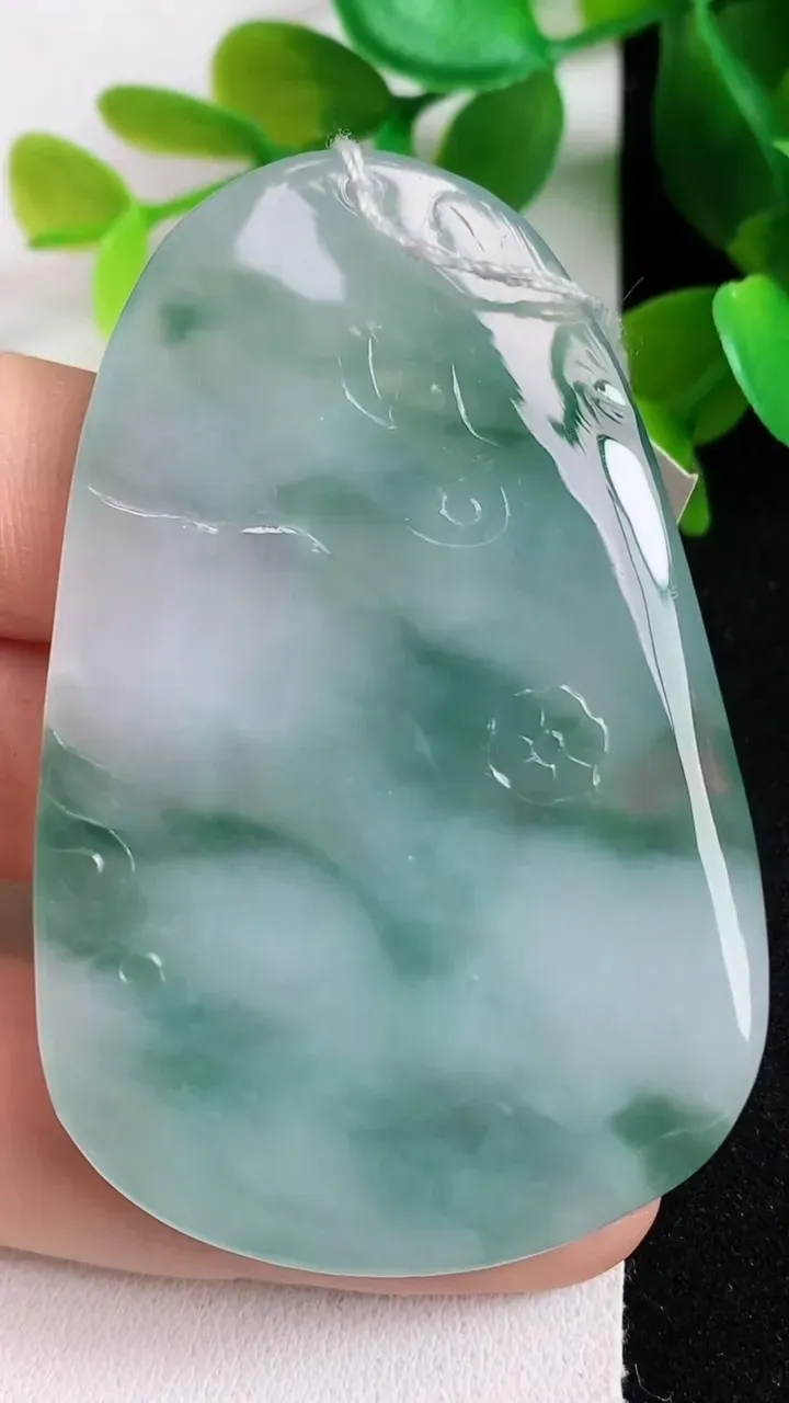 天然A货翡翠飘花阿弥陀佛吊坠，尺寸61.8-39.6-5.5，重量:28.83g
5月6日
