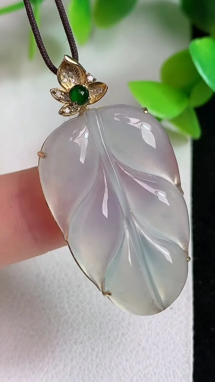 天然A货翡翠白冰金枝玉叶 叶子吊坠，尺寸31.7-20.2-6.3，重量:5.48g
5月6日