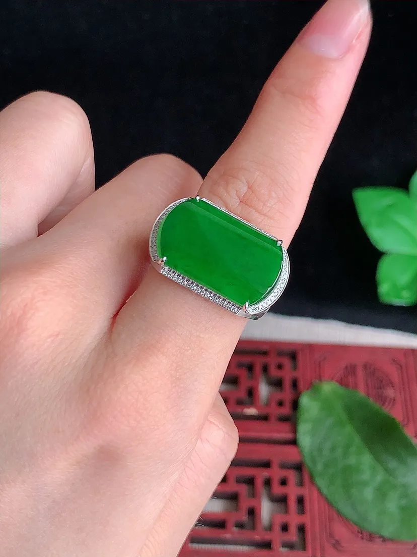 天然A货翡翠18K金伴钻镶嵌满绿马鞍戒指 圈口19.8裸石尺寸20.3×11.7mm 重量6.92g 0504