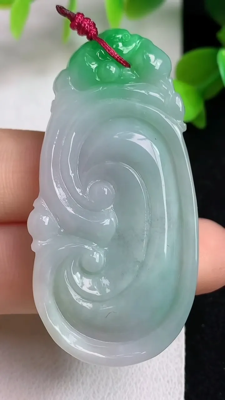 天然A货翡翠如意吊坠，尺寸53-26.2-6.3，重量:15.10g
5月6日