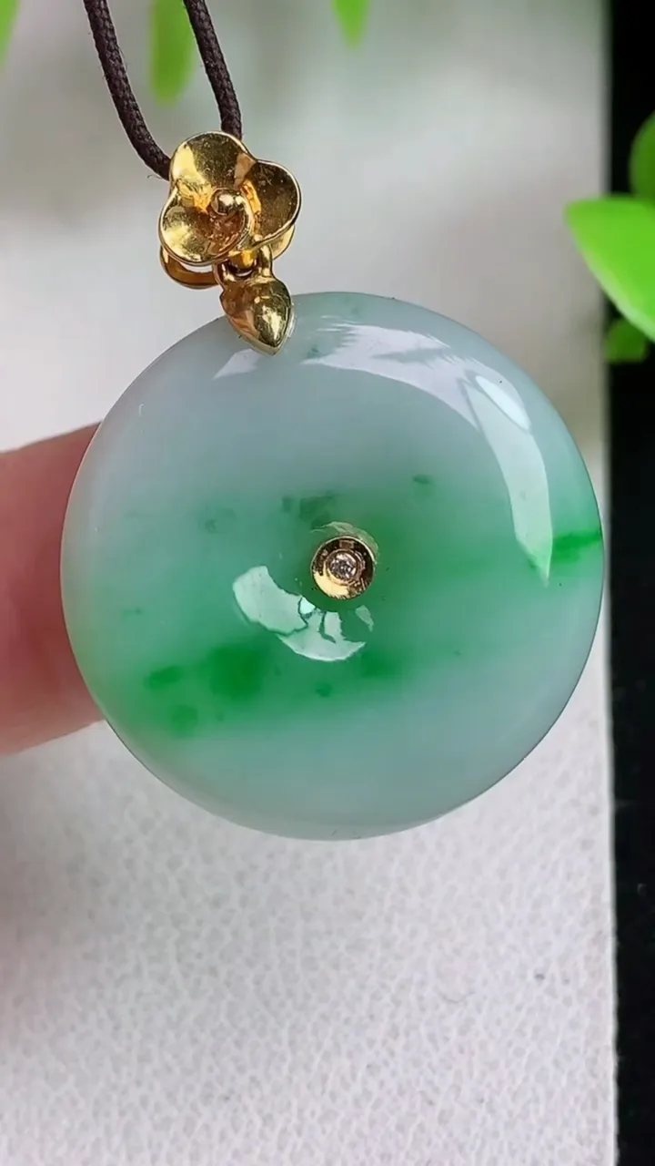 天然A货翡翠平安扣吊坠，尺寸23.7-5，重量:6.68g
5月6日