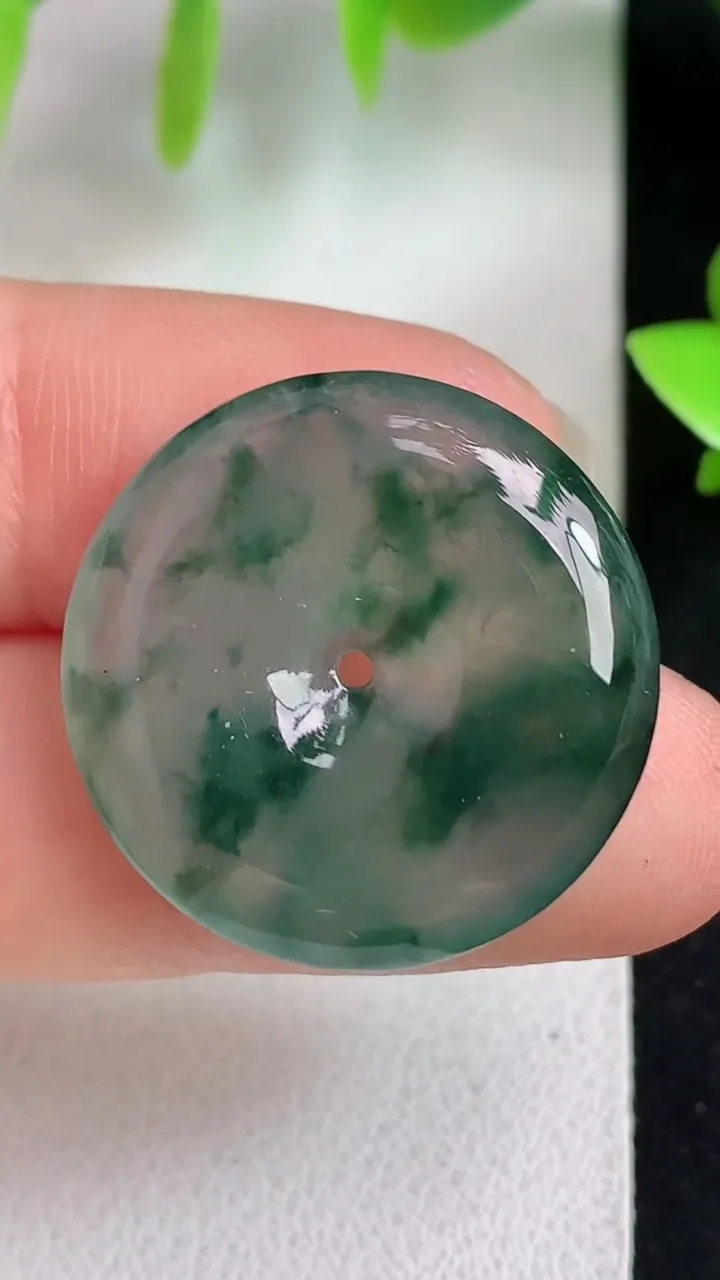 天然A货翡翠飘花平安扣吊坠，尺寸24-5，重量:5.55g
5月6日
