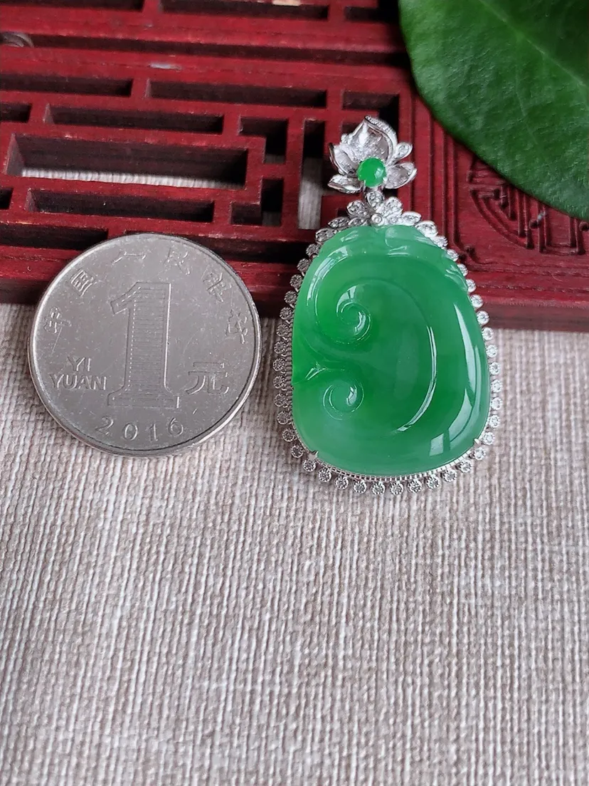 天然A货翡翠18K金伴满绿如意吊坠尺寸40.6×23.6×7.7裸石26×20.4m量6.55g 0504