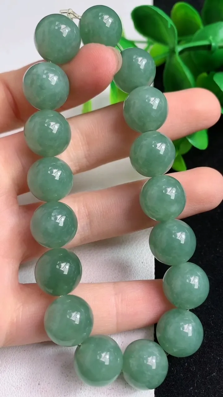 天然A货翡翠圆珠手串17颗，尺寸12.5，重量:55.87g5月6日
工厂直销收藏佳品,种好水足，色泽均匀，有种有色，上手高大气！