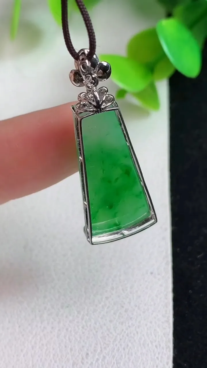 天然A货翡翠无事牌吊坠，尺寸32.5-12.2-5.4，裸石24.2-10.8，重量:2.55g
5月6日